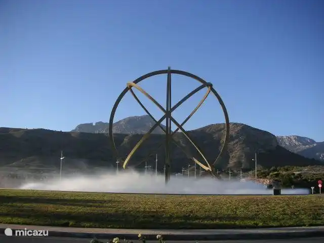 Rotonda Sierra Cortina/Terra Mítica, gran parque de atracciones a 2 km.