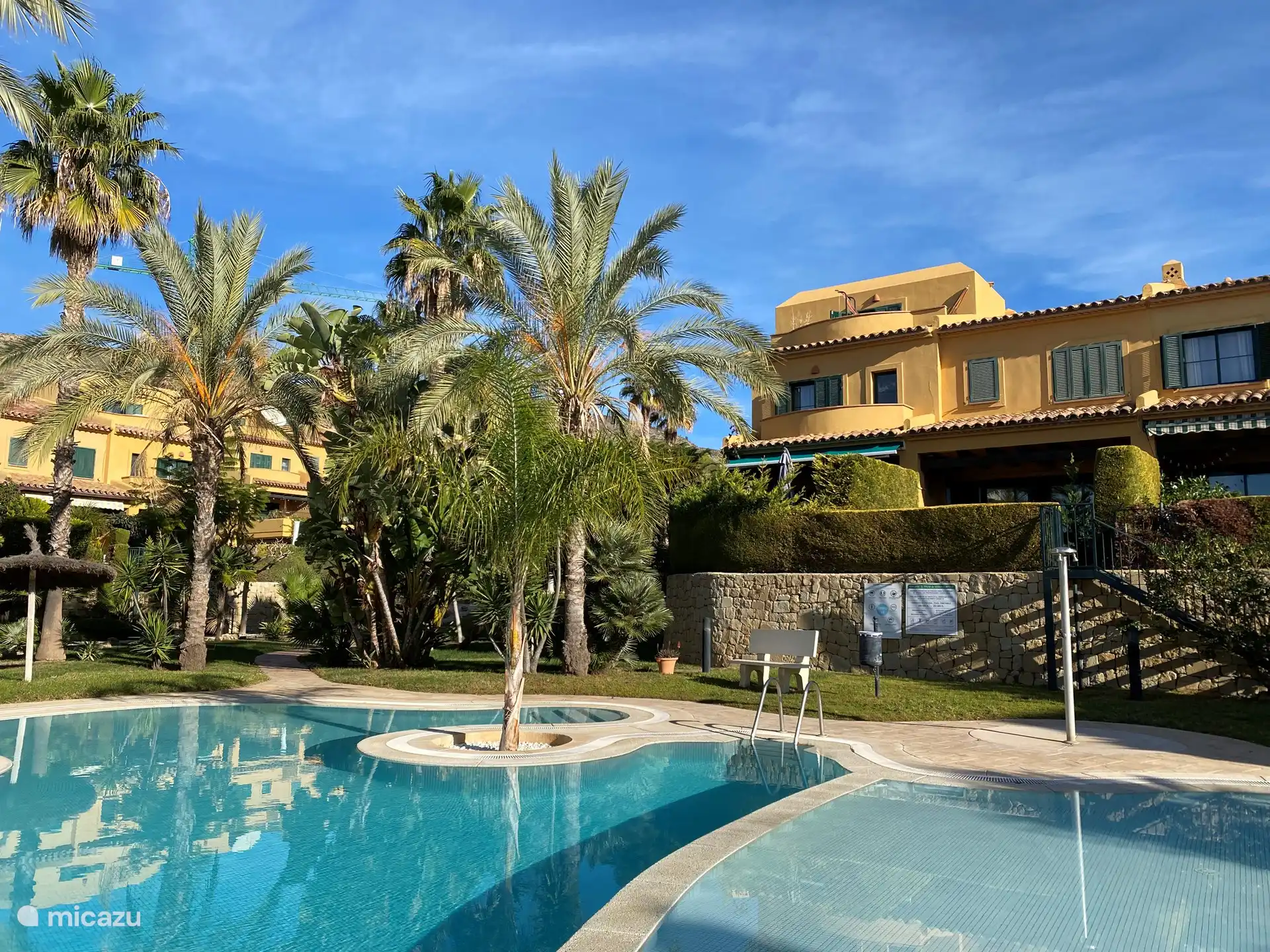 Se puede acceder al jardín comunitario y a la piscina desde nuestro jardín con escaleras con cerradura.