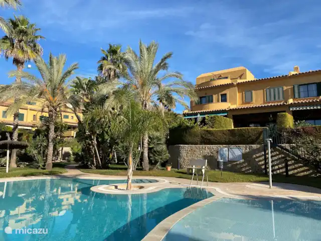 Casa Soleada | Espagne, Costa Blanca, Finestrat - maison de vacances Le jardin commun et la piscine sont accessibles depuis notre jardin par des escaliers verrouillables.