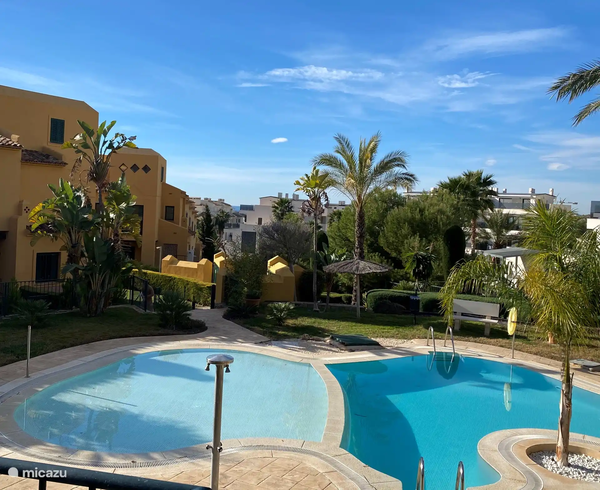 Vista de la piscina desde nuestro jardín, accesible por escaleras.