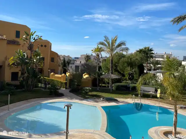 Casa Soleada | Espagne, Costa Blanca, Finestrat - maison de vacances Vue sur la piscine depuis notre jardin, accessible par des escaliers.