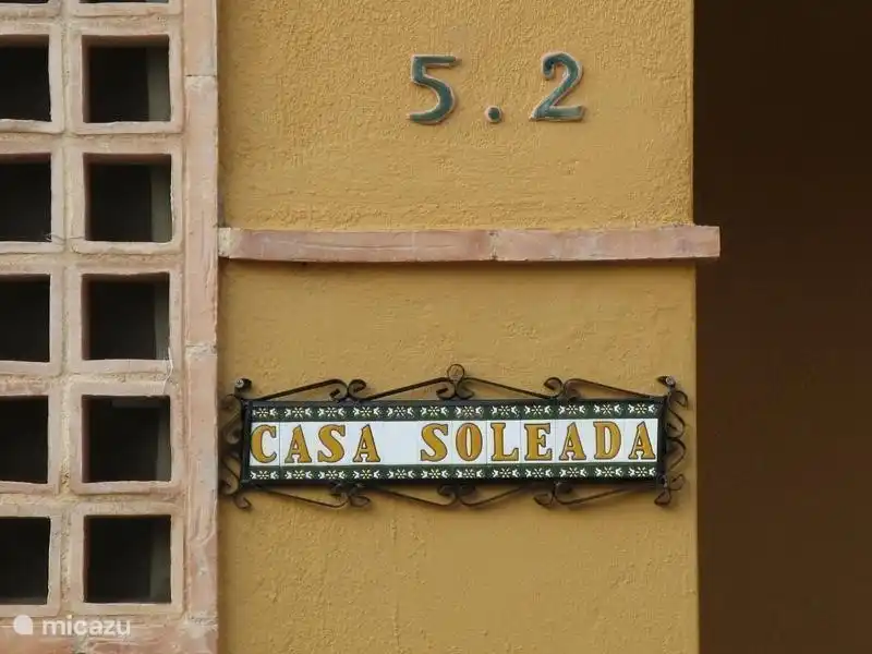 El nombre de nuestra casa es Casa Soleada porque hace un sol maravilloso en nuestro jardín y en invierno también en la terraza en el transcurso de la mañana hasta el atardecer. Ideal para visitantes de invierno.
En el verano hay suficiente refugio en la terraza.