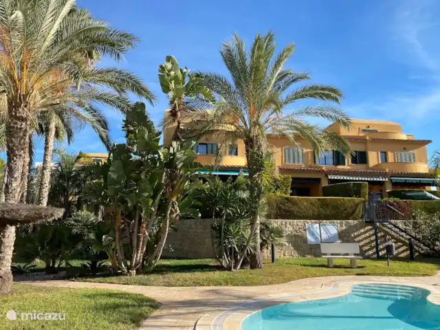 Casa Soleada | Espagne, Costa Blanca, Finestrat - maison de vacances Une autre photo montrant à quel point les jardins sont beaux et verts. Une belle combinaison avec les couleurs mauresques des maisons.