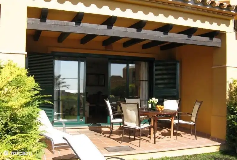 Preciosa terraza cubierta al suroeste con sol de tarde. Tiene privacidad óptima en la terraza. Los setos de coníferas ahora han crecido hasta la altura del hombre, por lo que también proporciona suficiente privacidad en el jardín. Una escalera privada conduce desde nuestro jardín a la piscina y jardines comunitarios.