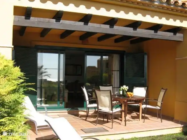 Casa Soleada | Espagne, Costa Blanca, Finestrat - maison de vacances Belle terrasse couverte au sud-ouest avec soleil du soir. Vous avez une intimité optimale sur la terrasse. Les haies de conifères ont maintenant atteint la hauteur de l'homme, ce qui vous offre également suffisamment d'intimité dans le jardin. Un escalier privé mène de notre jardin à la piscine et aux jardins communaux.