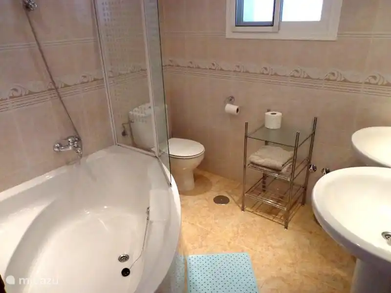 Bathroom 1st floor for bedroom 2 and 3. double sink, bath and shower.