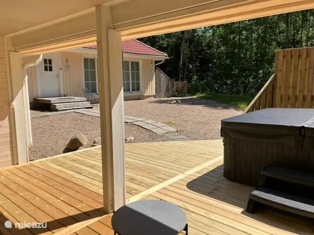 Location de Vacances Suède, Skåne, Västra Torup - Svenstorp, villa - Jacuzzi et sauna 'Karin's Stuga' Karins Stuga depuis la terrasse du sauna et du jacuzzi