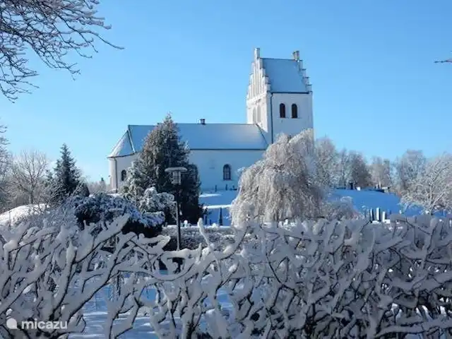 Location de Vacances Suède, Skåne, Västra Torup - Svenstorp, villa - Jacuzzi et sauna 'Karin's Stuga' Hiver l'église de Västra Torup