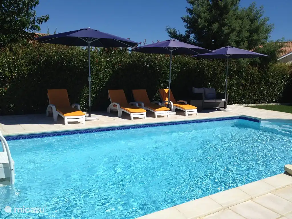 Relaxen aan het verwarmde zwembad is prima mogelijk