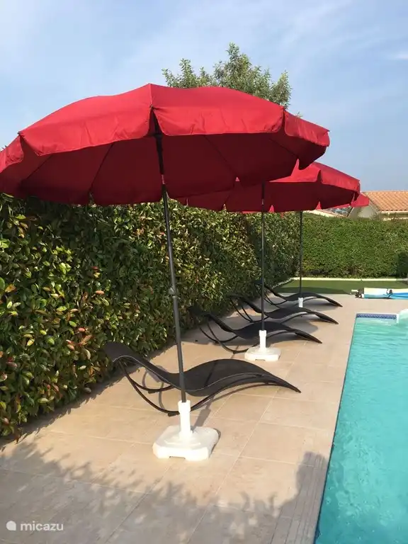 Parasols met ligbedden, volledig prive aan het zwembad genieten