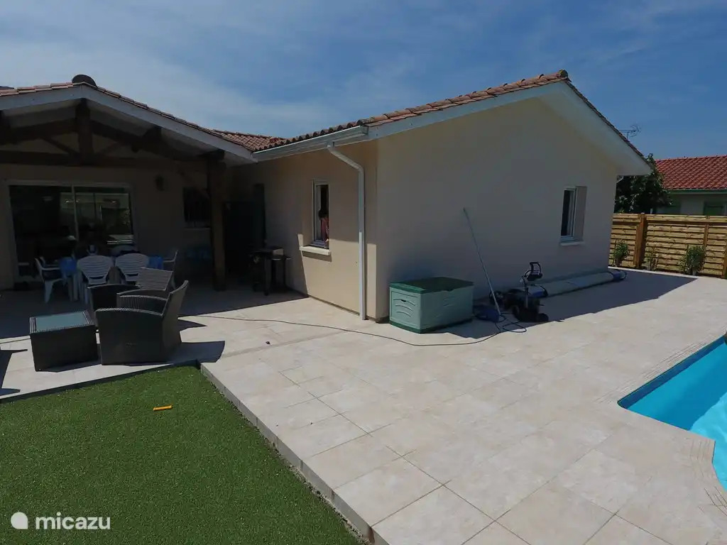 Overdekt terras en barbecue-gedeelte, met lounge-gedeelte