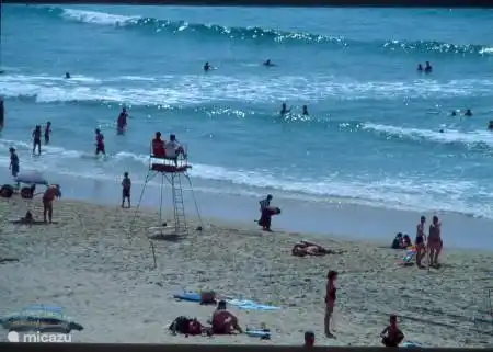 het brede mooie strand, met schoon wit zand, zonder kiezels of stenen. Daarnaast continue bewaking in de zomermaanden. het zand wordt dagelijks met speciale machines gereinigd. De branding is geweldig, grote hoge golven; golfslagbaden hebben hier hun oorsprong!