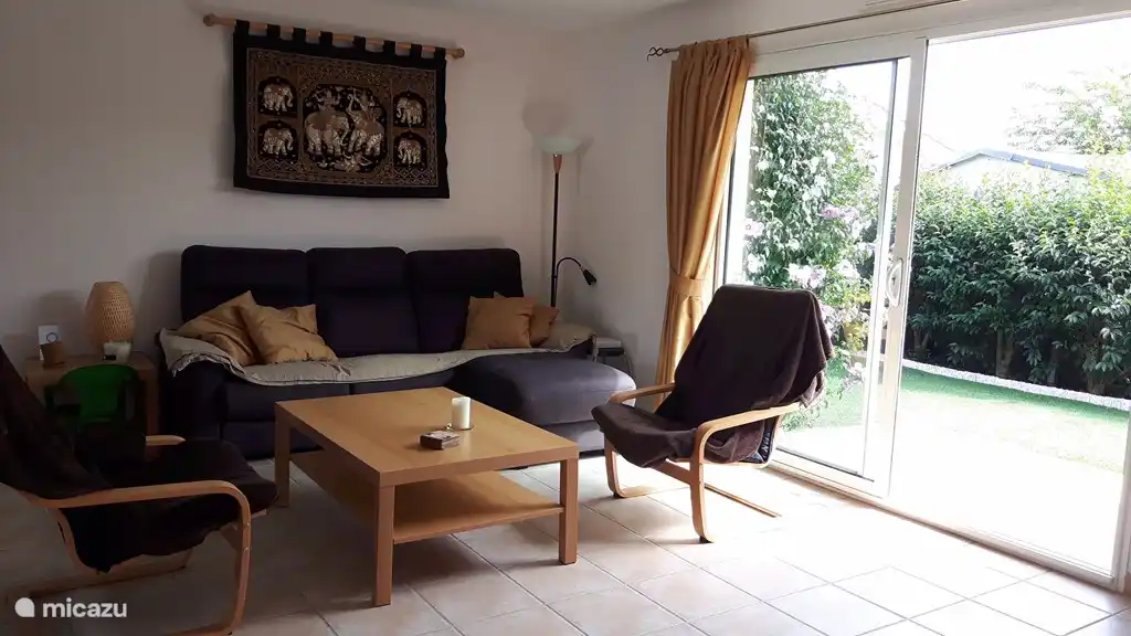 Zitgedeelte met direct toegang tot (onoverdekt) terras en de tuin