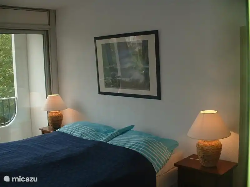Grote slaapkamer met luxe matrassen(90x190)boxspring kwaliteit en kledingkast en overdekt balkon met uitzicht op park.Toegang tot balkon via aluminium schuifpui.Geheel kan afgesloten worden met rolluiken.