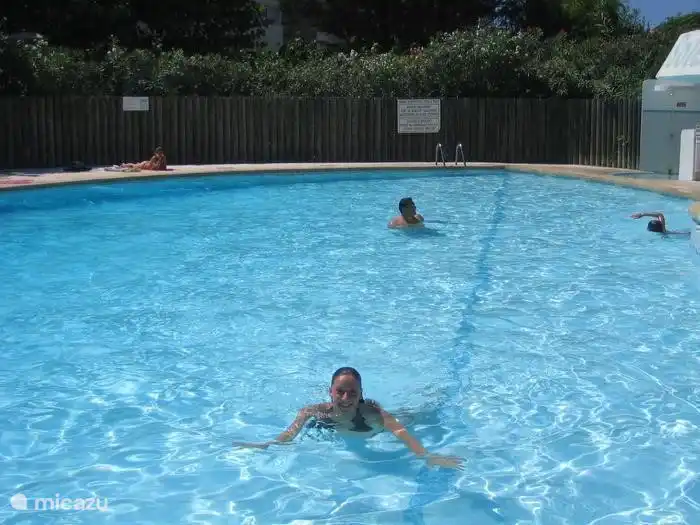 Zwembad is gedurende zomer geopend normaliter van mei tot oktober te gebruiken door alleen de bewoners van Residence du Soleil. De huismeester ziet daarop streng toe. De huismeester houdt toezicht en voorkomt toegang zonder zwem armbandje.