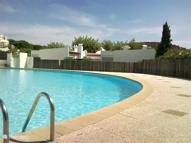 zwembad is open vanaf 15 mei en is tot in oktober nog te gebruiken 