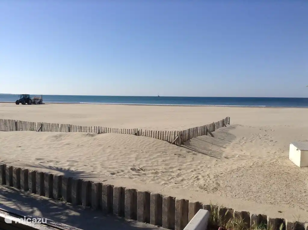 Strand is op 30 seconden(250Meter) loopafstand van appartement met strandvolleybal mogelijkheden windsurfen enz. Toezicht door strandwachten en waarschuwing d.m.v. vlaggen.