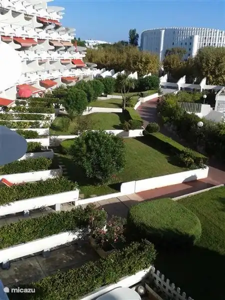 uitzicht over tuin vanaf balkon