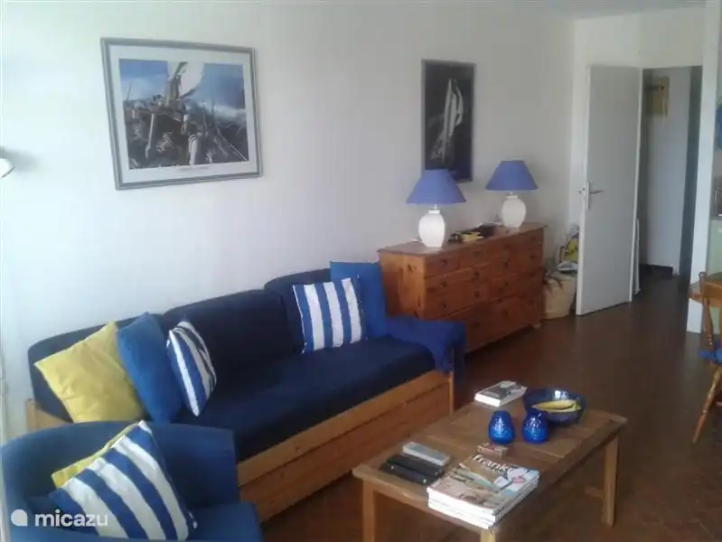 Bank woonkamer kan tot een twee persoons bed worden geconverteerd.
