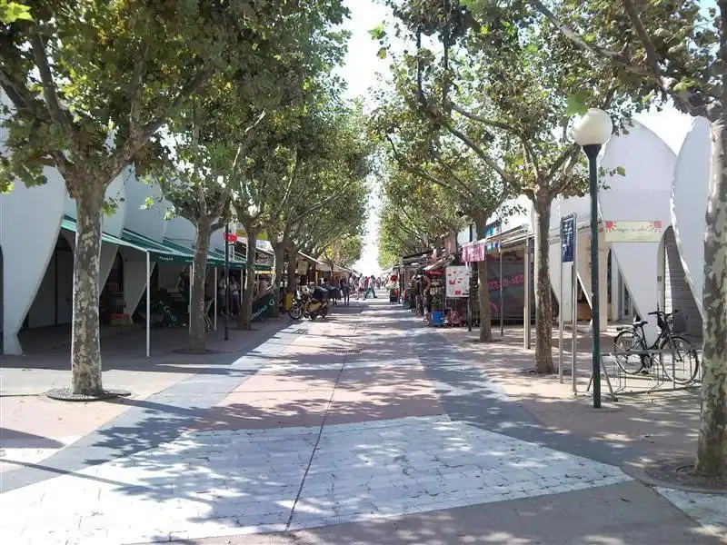 winkelstraat voor appartement naar strand met bakker, slager, kranten en groente/fruit verkoop en een kleine Casino supermarkt. Ook een drogist/apotheek en uitstekende huisarts/eerste hulppost is aanwezig als ook een 24 uur wasserette die 7 dagen per week open is.