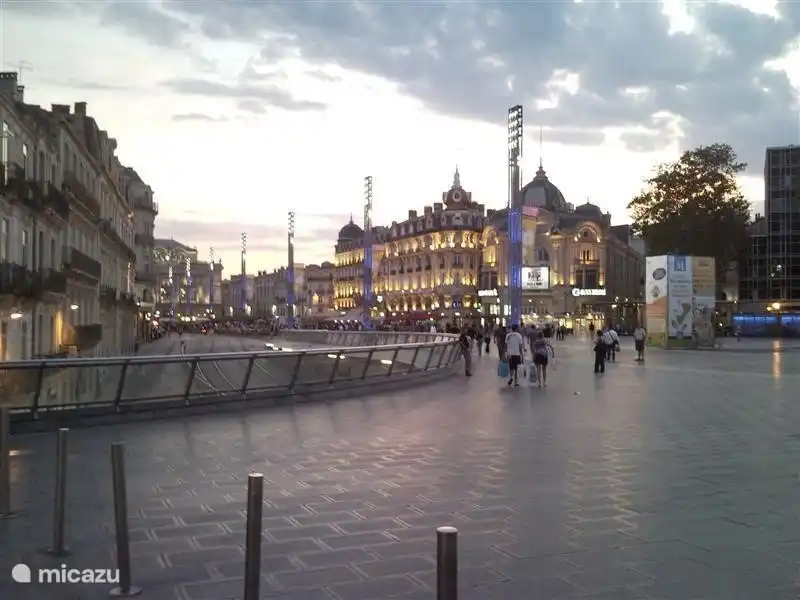 Montpellier(30 minuten vanaf La Grande Motte waar je kunt uitgaan en shoppen till you drop.Auto parkeren in overdekte beveiligde parkeergarage onder winkelcentrum in het centrum volg eerst Polygone en dan P Antigone.