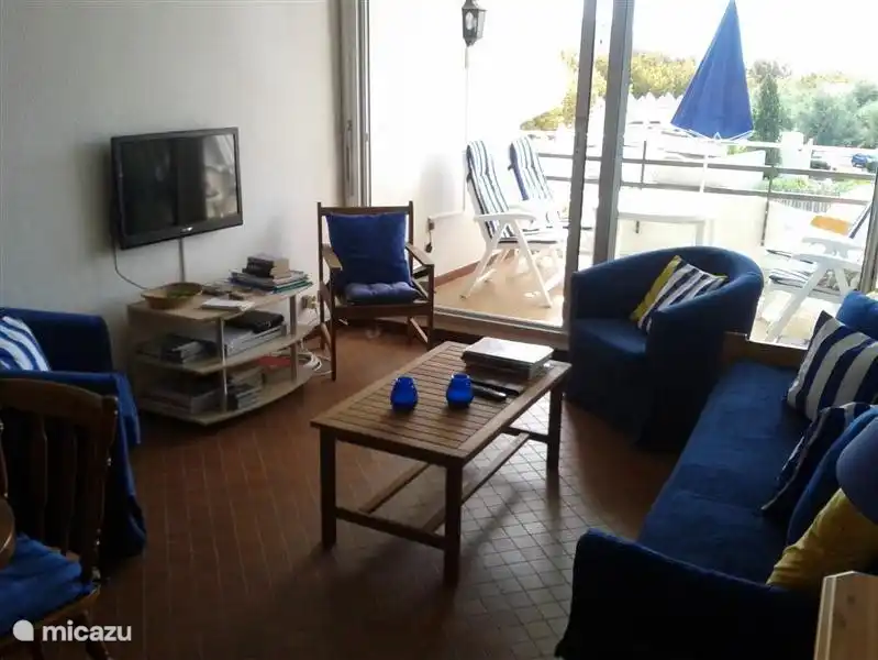 woonkamer met bank en stoelen en digitale led tv met canal digital en alle NL zenders incl RTL/SBS/Net5/enz. 