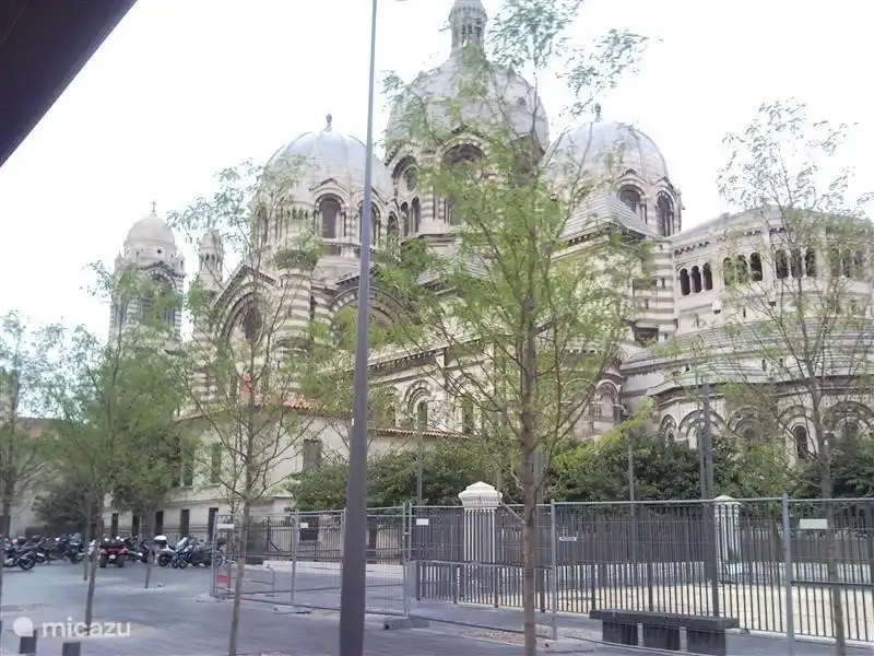 Een dag naar Marseille op en neer is zonder meer goed te doen.Zelfs verder naar de Cote de Azur is mogelijk met een overnachting.