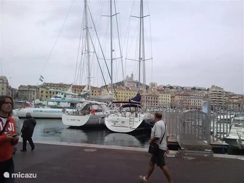 Marseille jachthaven. parkeren kan ondergronds bij de haven. Marseille is in 1 dag te bezichtigen vanuit la grande motte met de auto.