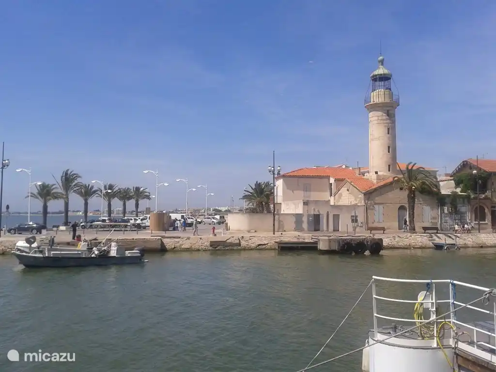 Le Grau du Roi op tien minuten naast La Grande Motte bereikbaar met fiets of auto of OV. Heerlijke vis restaurants naast de kade waar de vissersboten de vis dagelijks brengen. Ook Port Camargue of St.Marie de la Mer iets verderop zijn de moeite waard van een bezoek of Aigues Mortes oude vesting stad