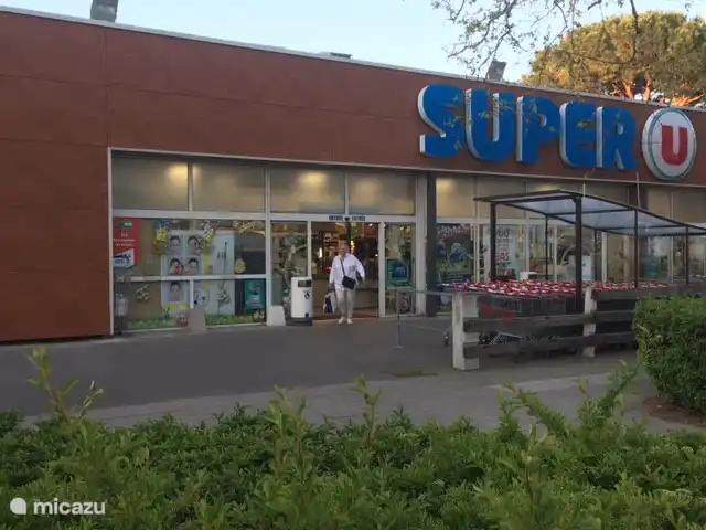 Super U supermarkt op 5 minuten loopafstand achter appartementen 