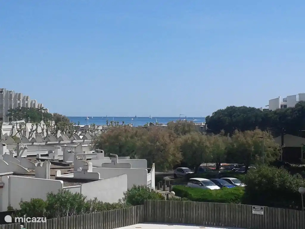 uitzicht voor op zee vanaf balkon appartement op tweede verdieping bereikbaar met lift of trap.foto genomen mei 2015