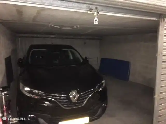 Dubbele garage, huurder mag alleen plek 74 gebruiken