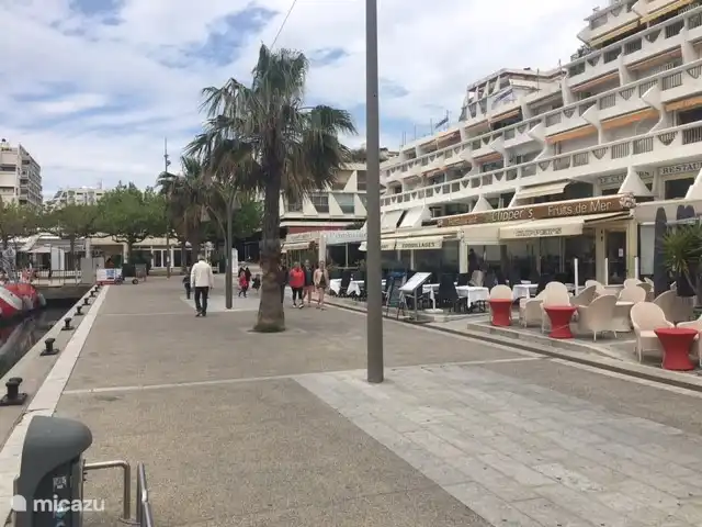Promenade Centrum La Grande Motte aan de haven met vele restaurantjes