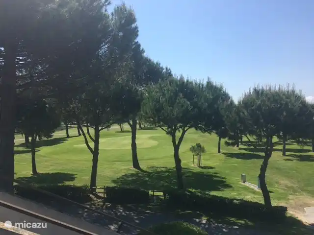 Golfbanen La Grande Motte vanuit Golf Restaurant waar je heerlijk kan eten of iets drinken