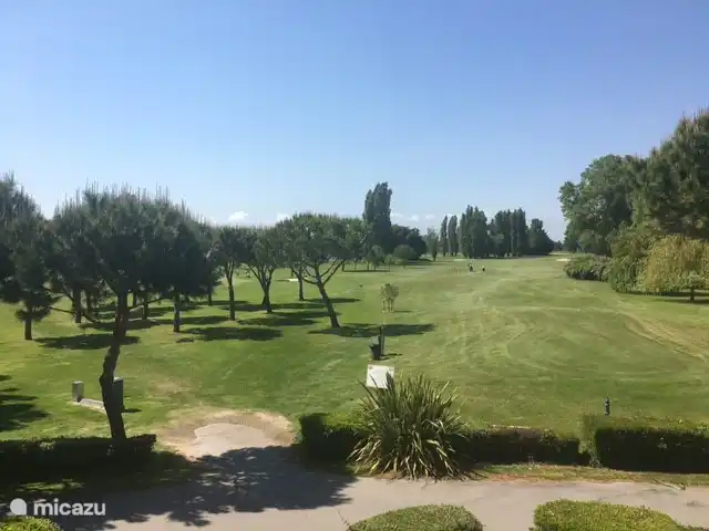 Golfbanen vanaf Golf restaurant, kun je in half uurtje naar toe fietsen. Met de auto tien minuten.