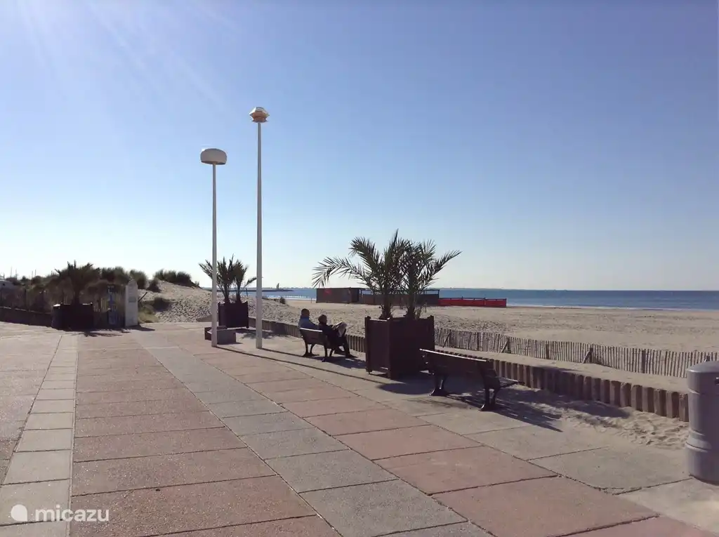 Strand voor bij appartement