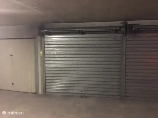 Gesloten garage onder appartementen complex geschikt voor 1 normale personenwagen