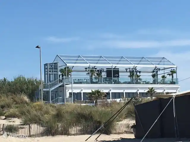 Discotheek met uitzicht op zee
