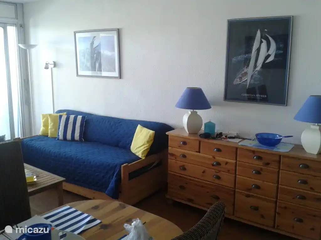 woonkamer  met zitslaapbank(twee persoons)