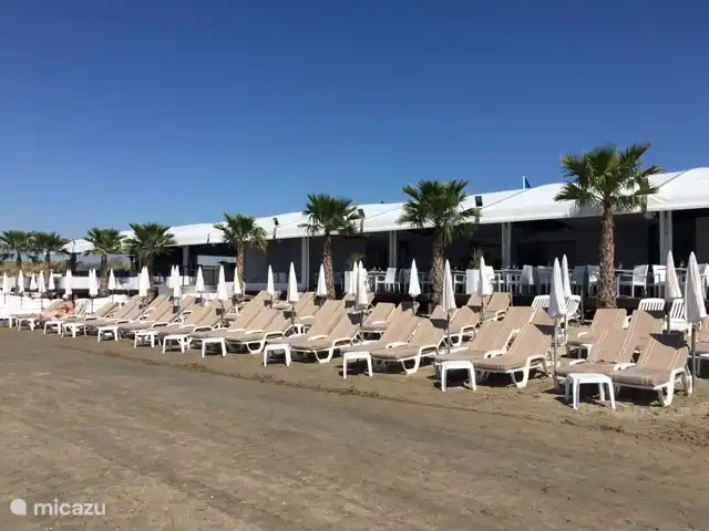 loungen in strandtent en lekker eten