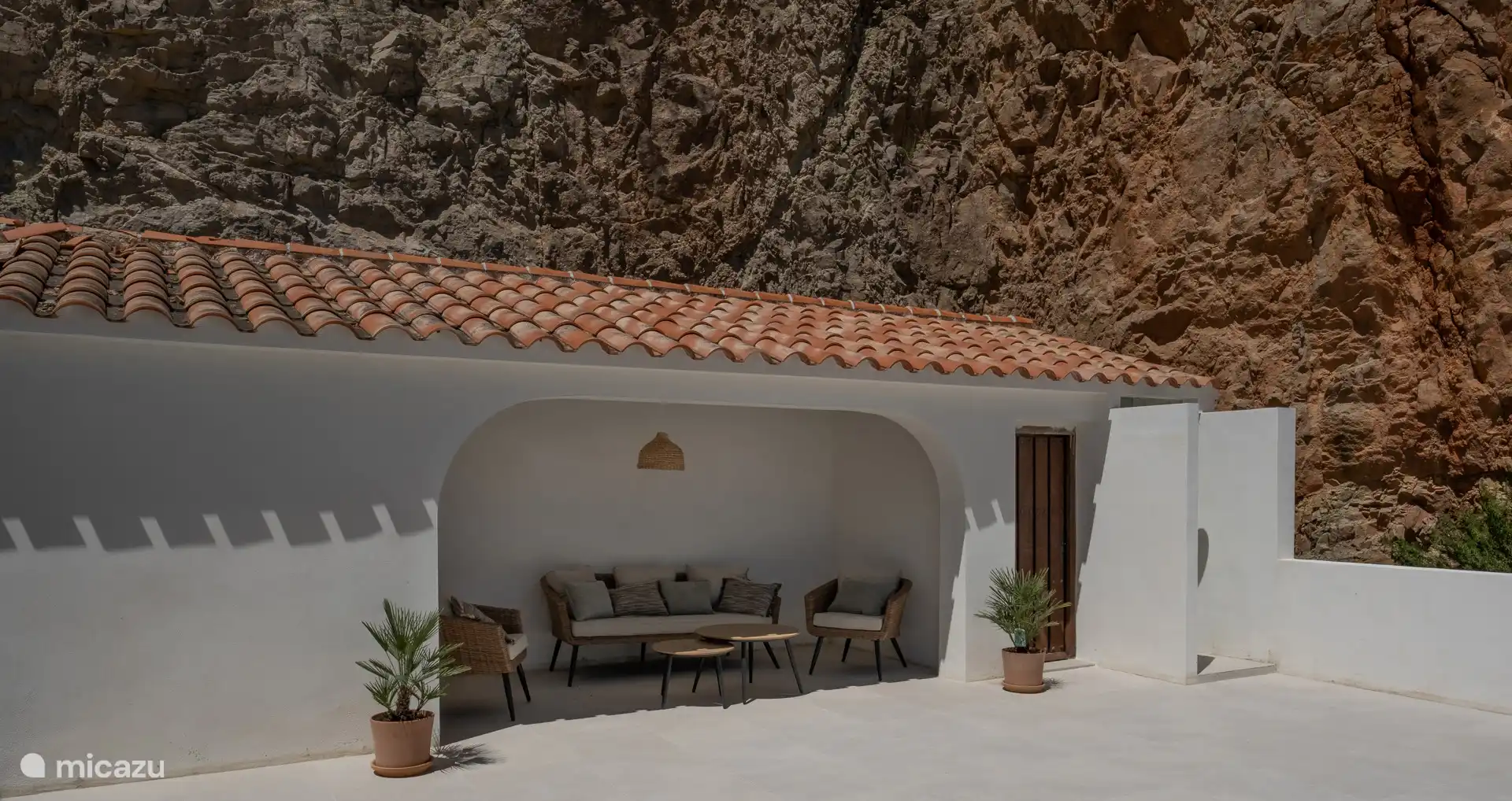 Gezellige patio bij het zwembad