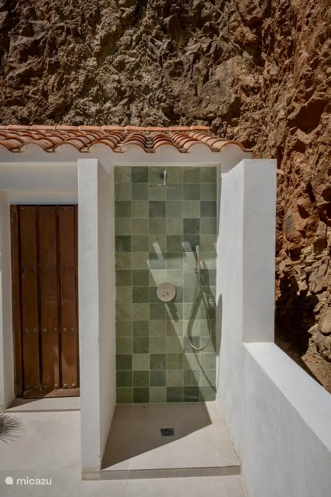 Buitendouche warm/koud met regendouche 