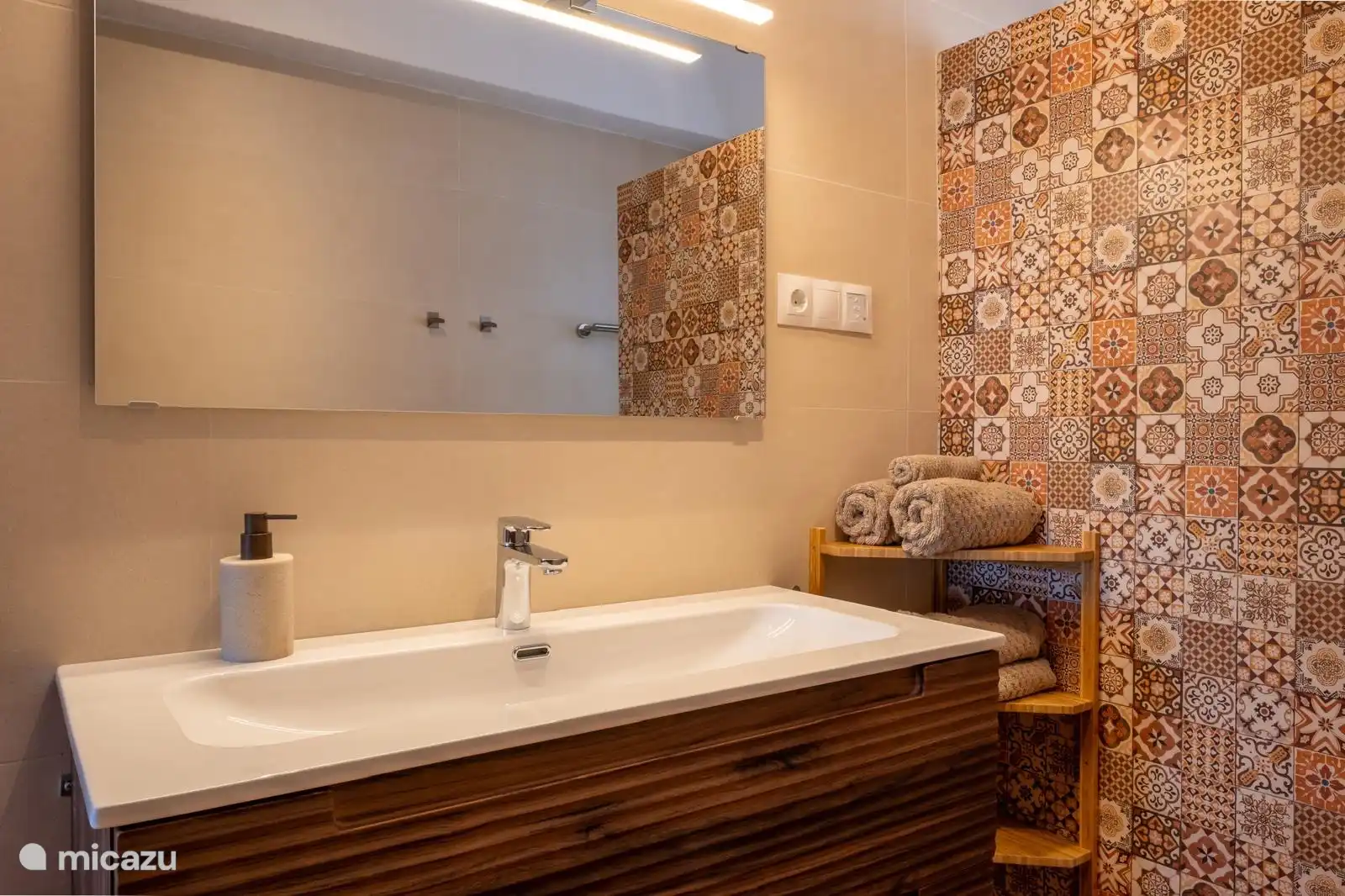 Mooie nieuwe badkamer met regendouche 