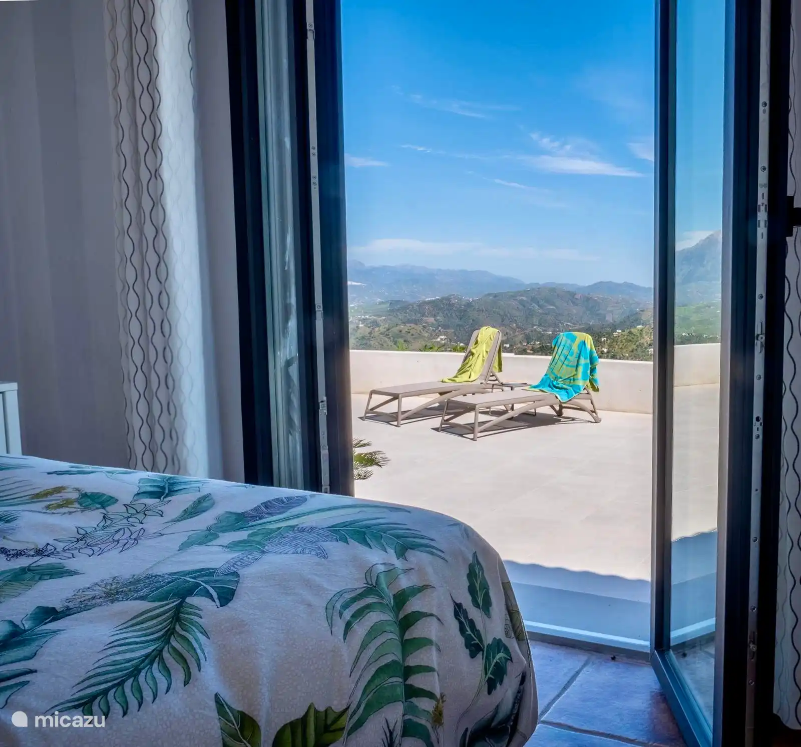 Opstaan en gelijk een frisse duik in het zwembad 