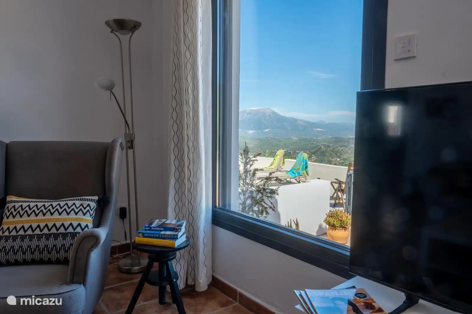 Vanuit woonkamer uitzicht op de prachtige natuur en de Maroma door de grote panorama ramen