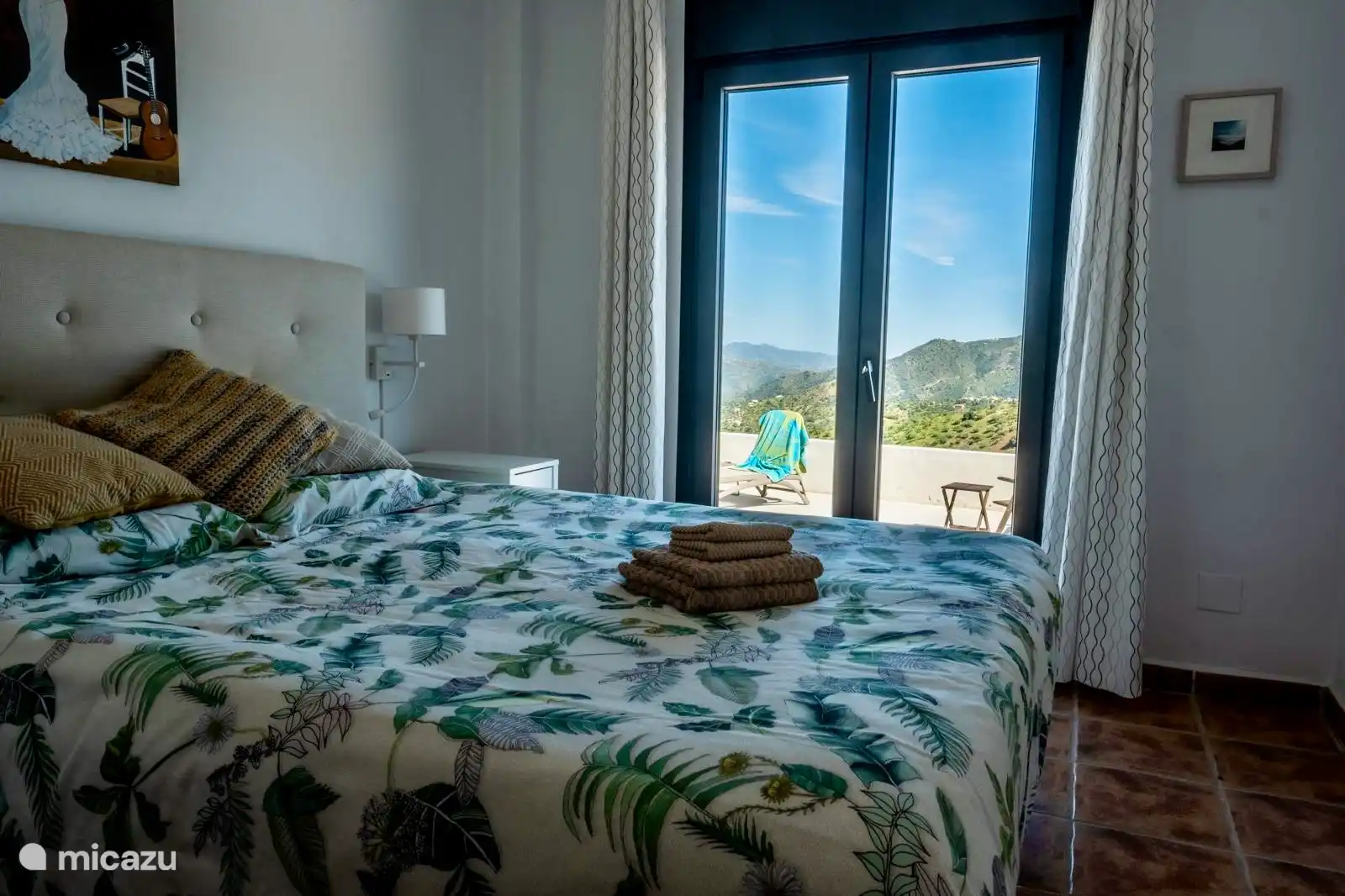 Master slaapkamer met openslaande deuren naar zwembadterras