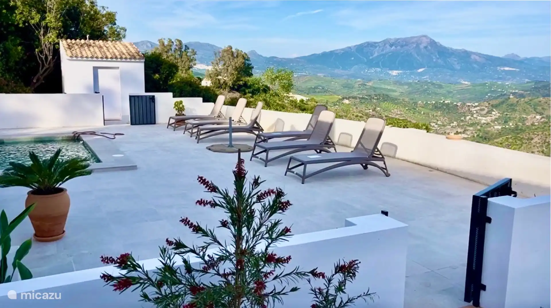 Terras om te relaxen op de riante sunloungers