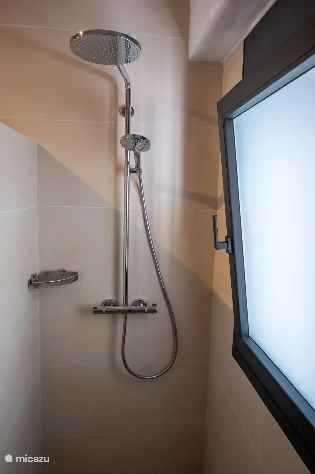 Heerlijke regendouche in master badkamer, maar ook in buitendouche en 3e badkamer bij het zwembad 