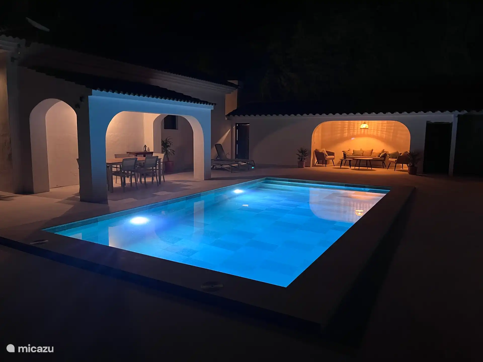 Ons heerlijke nieuwe zwembad voor lange zwoele avonden 