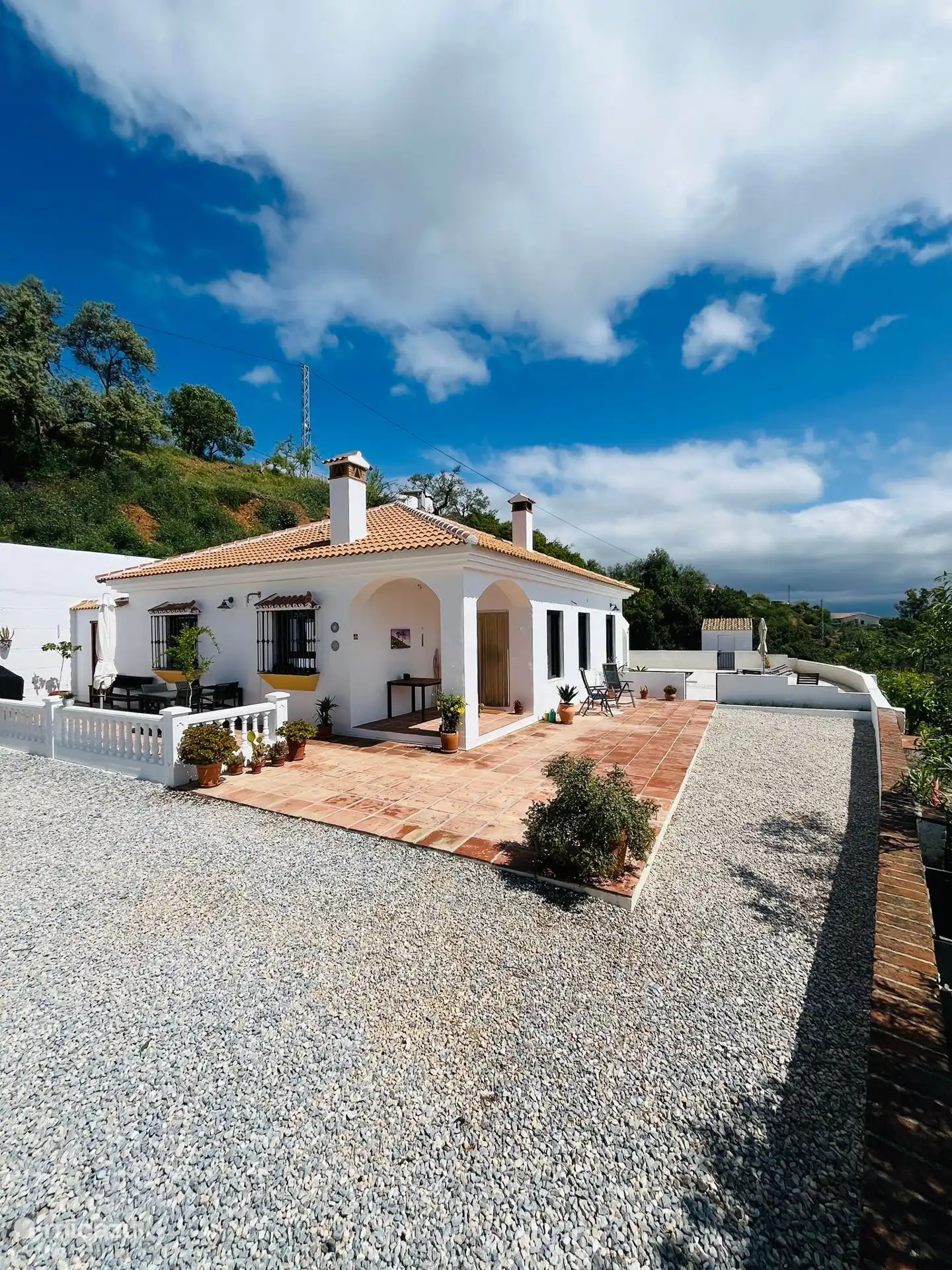 Terrassen voor en naast de villa 